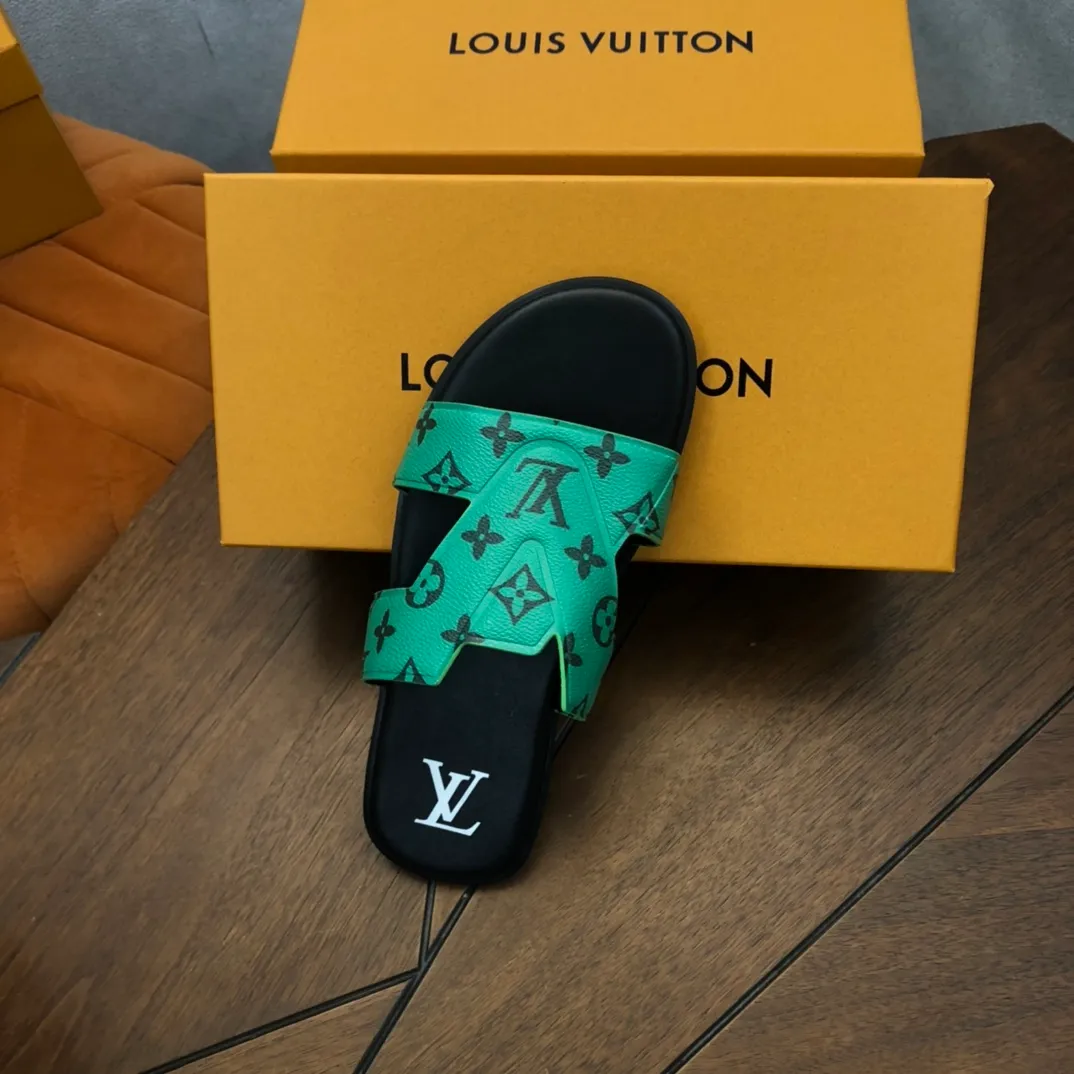 Factory price: 270💰LV counters are selling new brand luxury men's slippers, casual, loose and comfortable. The must-have model in the picture above [Happy][Happy], multiple colors available Size: 38-44, customized 45